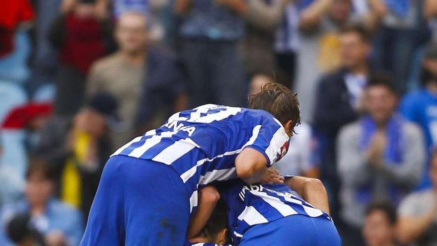 Los jugadores deportivistas celebran un gol en Riazor esta temporada.