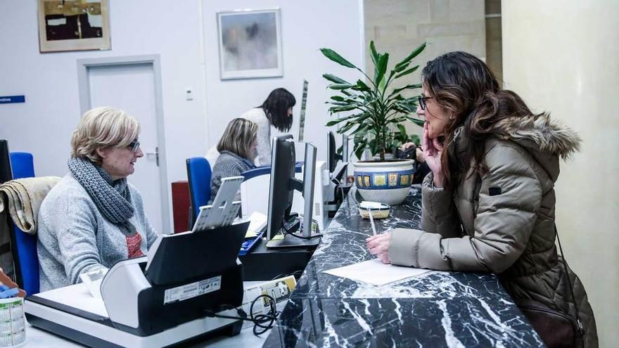 María Jesús Castiñeira, ayer, presentando el escrito de los trabajadores en el registro.