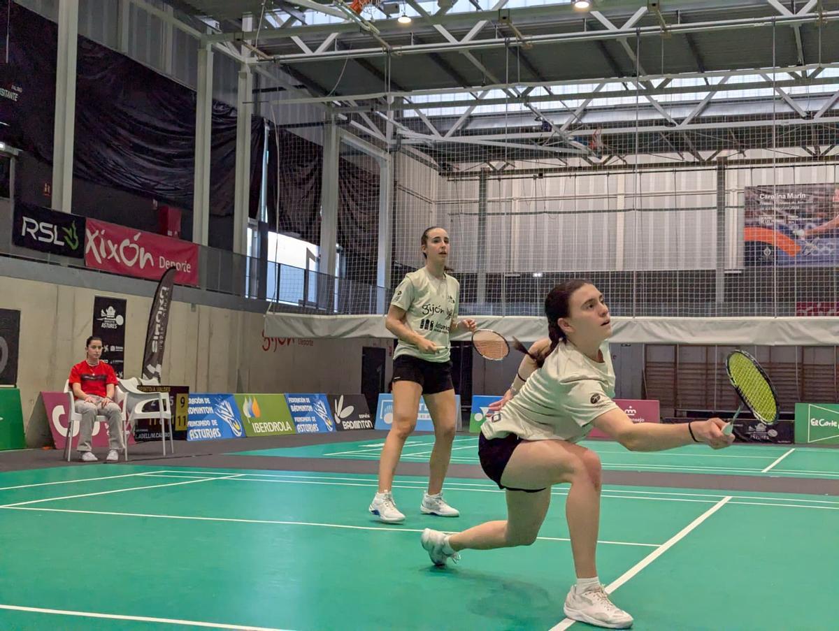 Jana Villanueva y Claudia Leal, durante el dobles femenino contra el San Fernando de Valencia.