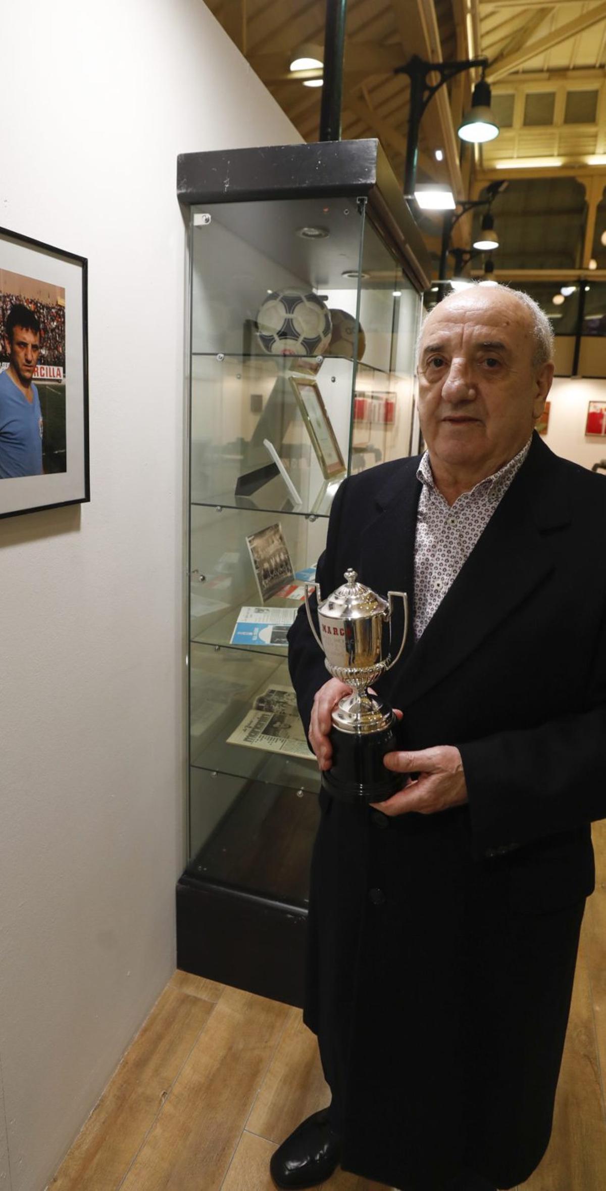 Marianín, con su trofeo "Pichichi" de Primera.
