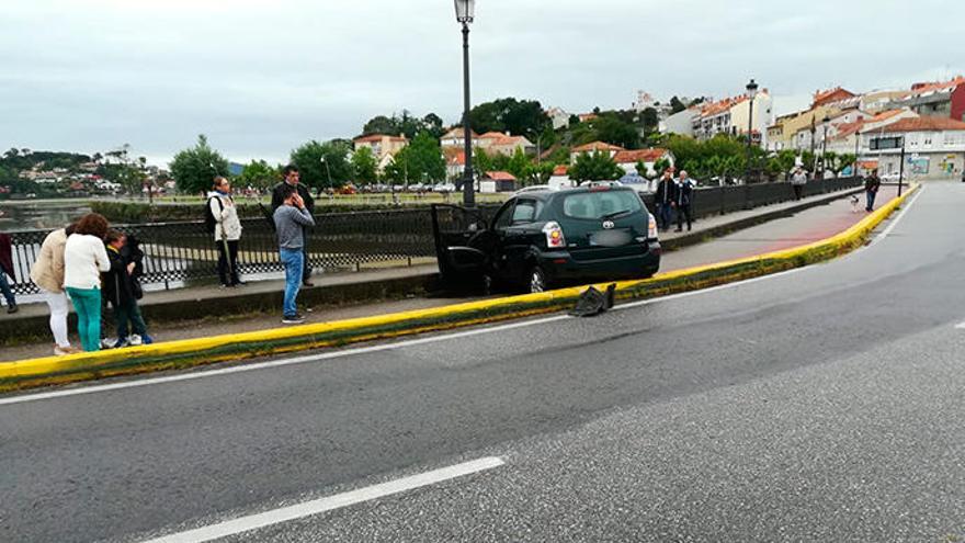 El coche empotrado en A Ramallosa. // FdV