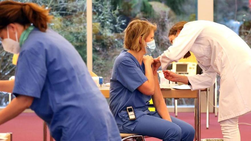 Vacunación de una trabajadora sanitaria en Alemania.