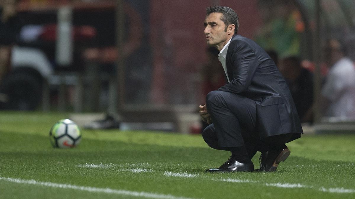 Valverde observa el juego durante el Girona-Barça del Montilivi.