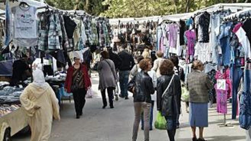 El mercat de roba de Figueres se celebra  els dijous al passeig Nou