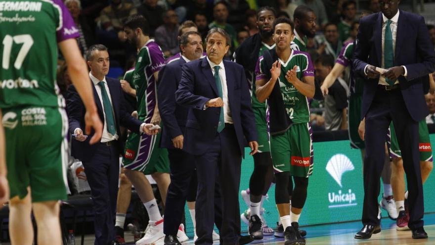 Jugadores y técnicos del Unicaja, en un receso de un partido reciente en el Carpena.