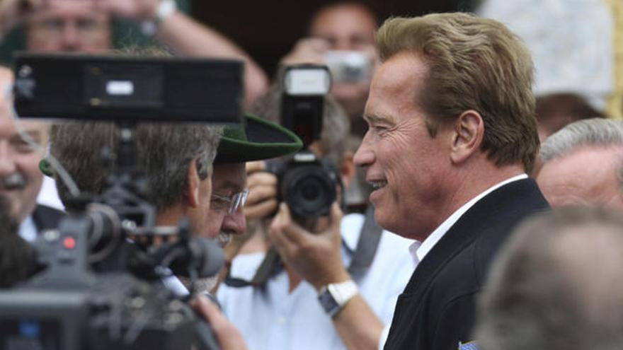 El Exgobernador de California Arnold Schwarzenegger habla antes los periodistas a la entrada del &#039;Museo de Schwarzenegger&quot;.