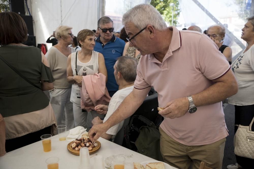 La Festa da Sidra de la parroquia viguesa rompe todas la previsiones, con más de 5.000 asistentes, 1.200 litros del brebaje despachados y 6.000 botellas vendidas. El ANPA Bene Vivere, manzana de oro.