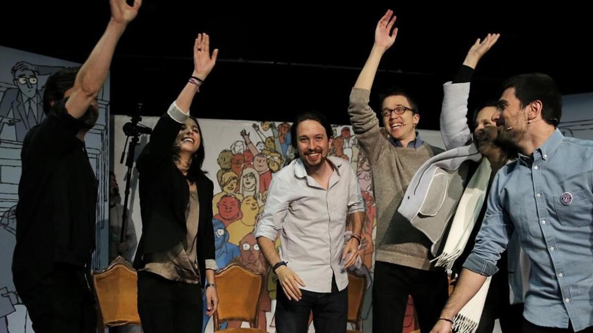 Mayoral, Montero, Iglesias, Errejón, Bescansa y Espinar en un acto de Podemos en Vallecas (Madrid).