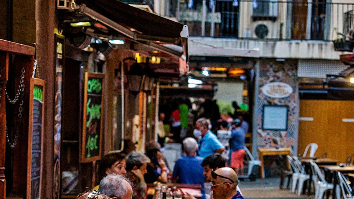 Un conocido bar de tapas en la calle Santo Domingo de Benidorm. | DAVID REVENGA