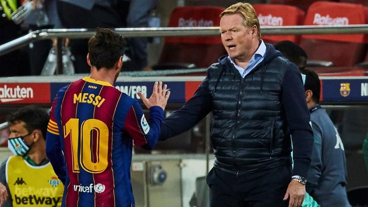 Koeman saluda a Messi, en un partido de esta temporada