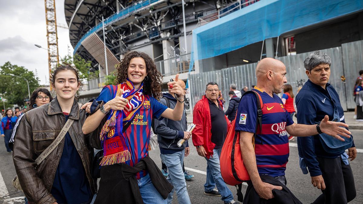 Aficionats a l'exterior de l'Spotify Camp Nou.