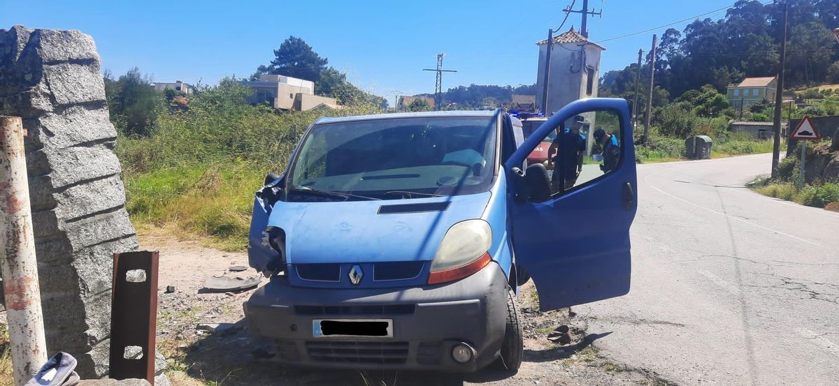 La furgoneta accidentada en Pinténs.