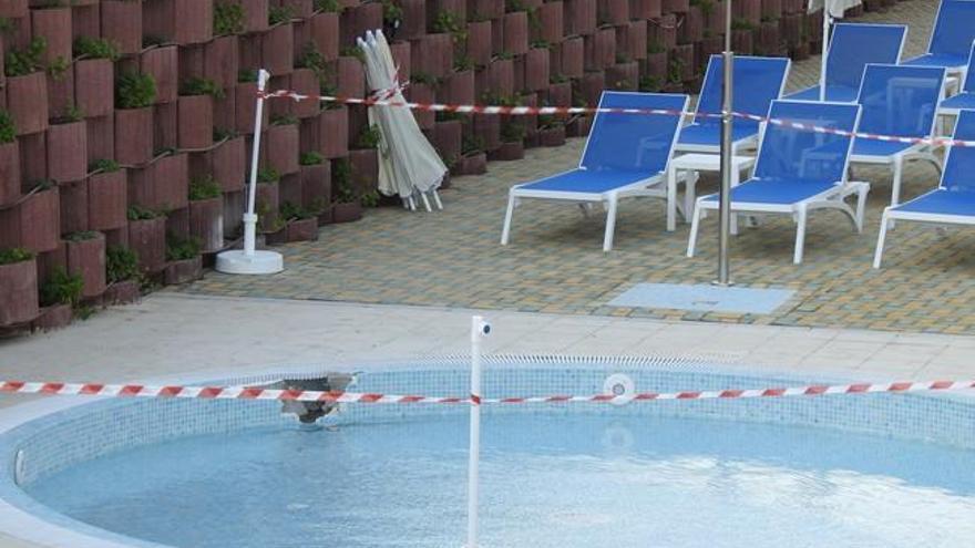 Un niño de año y medio, atascado en el tubo de una piscina en Playa del Inglés