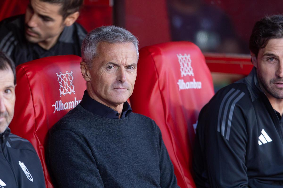 Fran Escribá, en el banquillo del Granada.