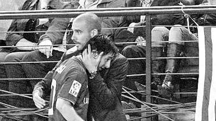 Guardiola felicita a Messi tras el relevo del argentino en Villarreal.