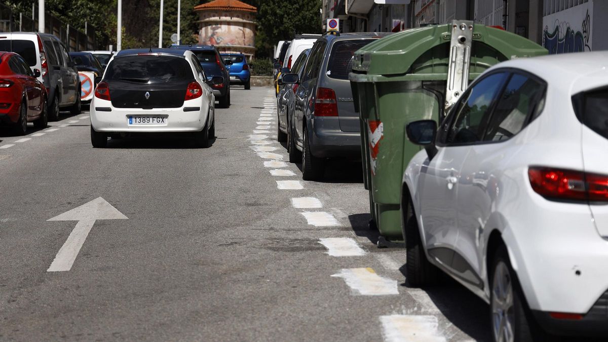 Señales de aparcamiento de servicios en la calle Palamios, después de que un particular pintara sobre ellas.