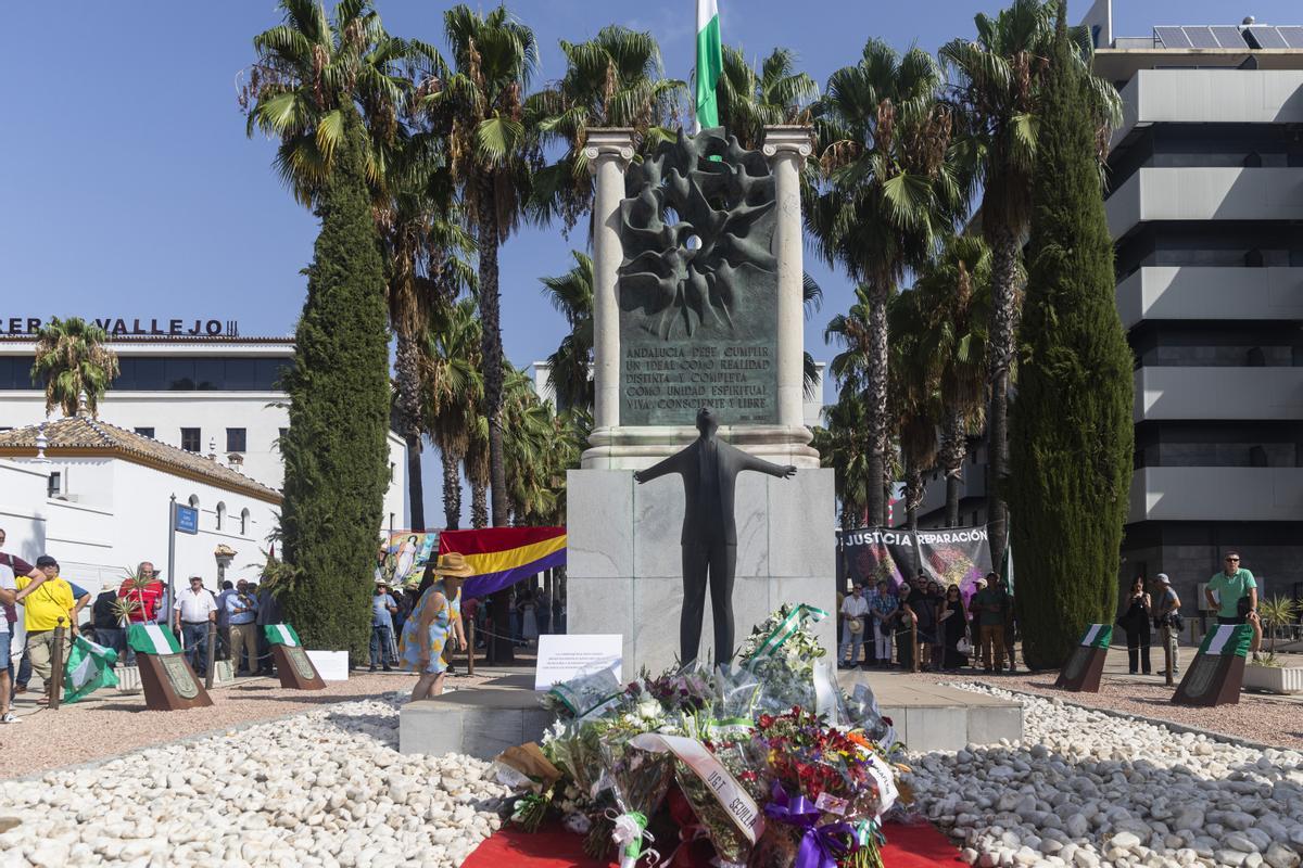 Monumento a Blas Infante rodeado de flores durante el acto por el 86 aniversario del asesinato de Blas Infante. 