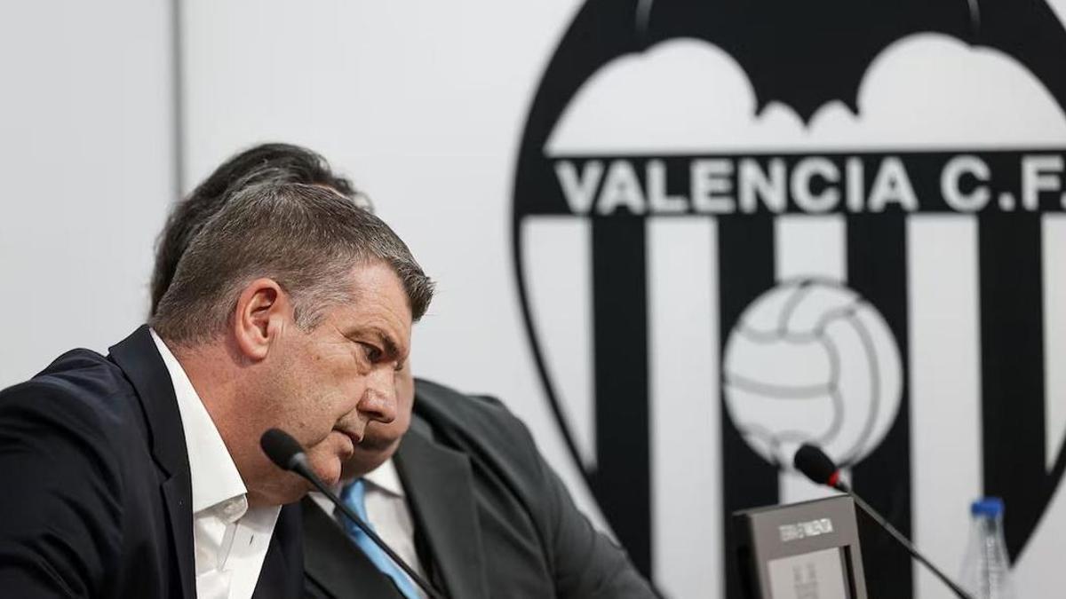 Gourlay, escuchando la traducción de una pregunta en la sala de prensa de Mestalla