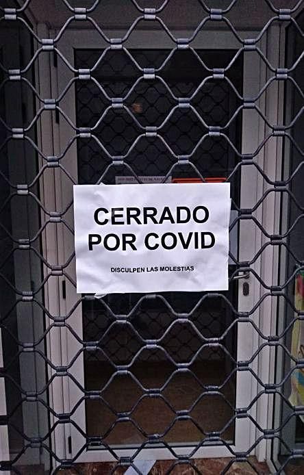 Tienda cerrada en Silleda por
contagio de sus dueños. | // XP