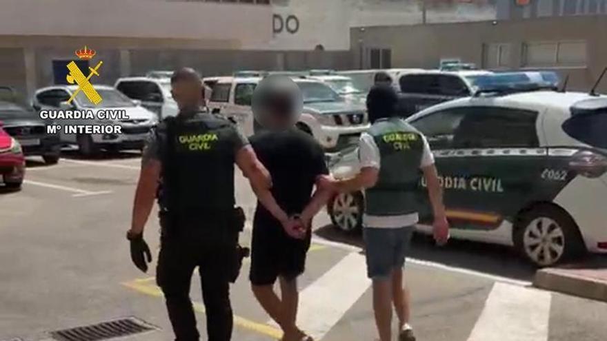 Catorce detenidos por vender drogas en un edificio de Torrevieja