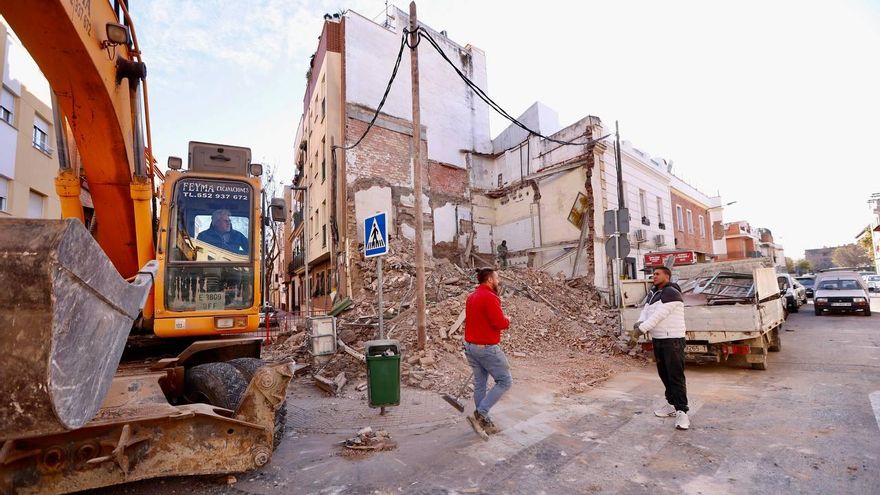 Comienza la demolición de la vivienda que se derrumbó en Huerta de la Reina