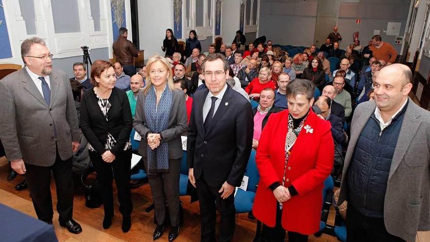 Por la izquierda, Isidro Martínez Oblanca, Carmen Moriyón, Cristina Coto, Fernando Couto, Rosa Domínguez de Posada y Pedro Leal, ante los asistentes a la convención de Foro en Gijón.