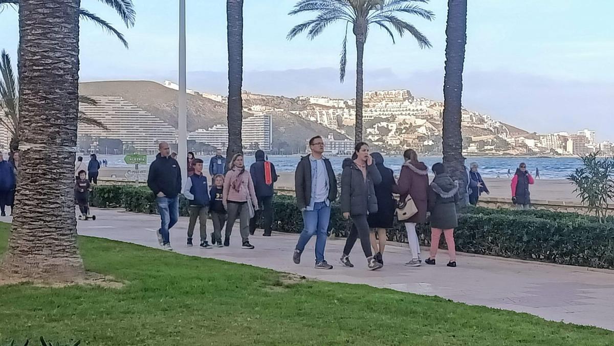 Algunos visitantes en el Paseo Marítimo.