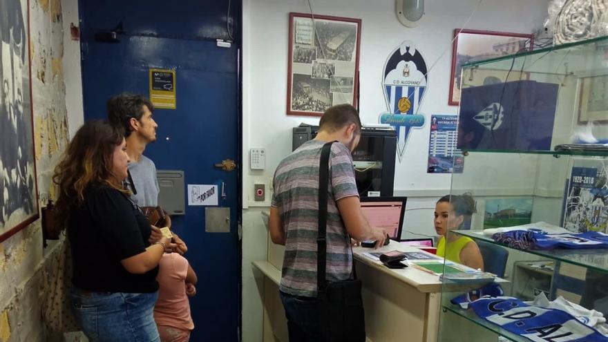 Aficionados del Alcoyano acuden a las oficinas del club en El Collao para sacarse el abono.