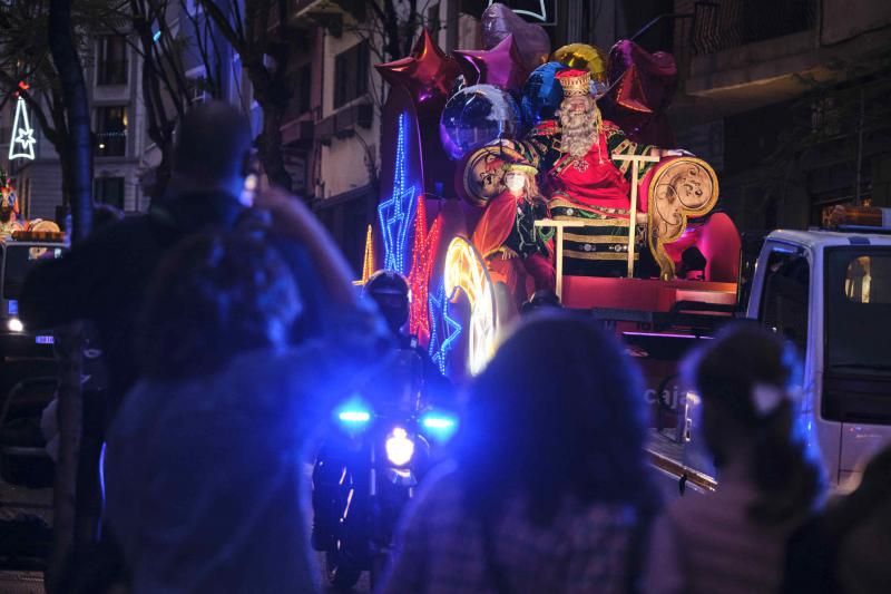 Cortejo Real que sustituye a la tradicional Cabalgata de Reyes Magos por el centro de Santa Cruz de Tenerife