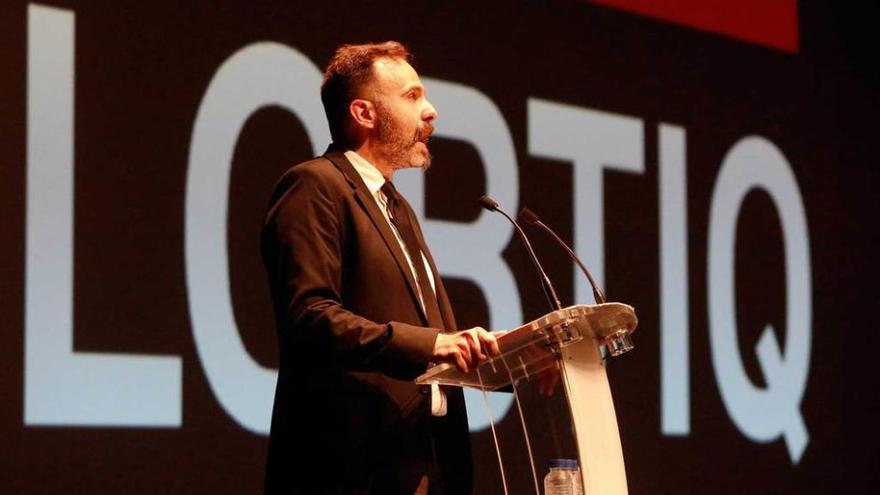 Jorge Ibaseta, coordinador de actividades del Centro Niemeyer, en la presentación del Festival LGBTIQ.