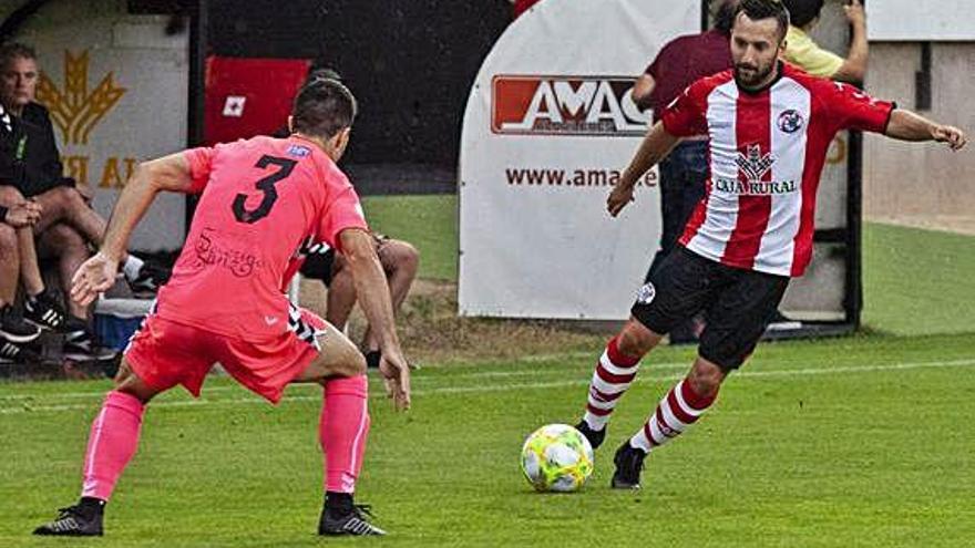 Carlos Parra encara a uno de los defensores de la Gimnástica Segoviana.