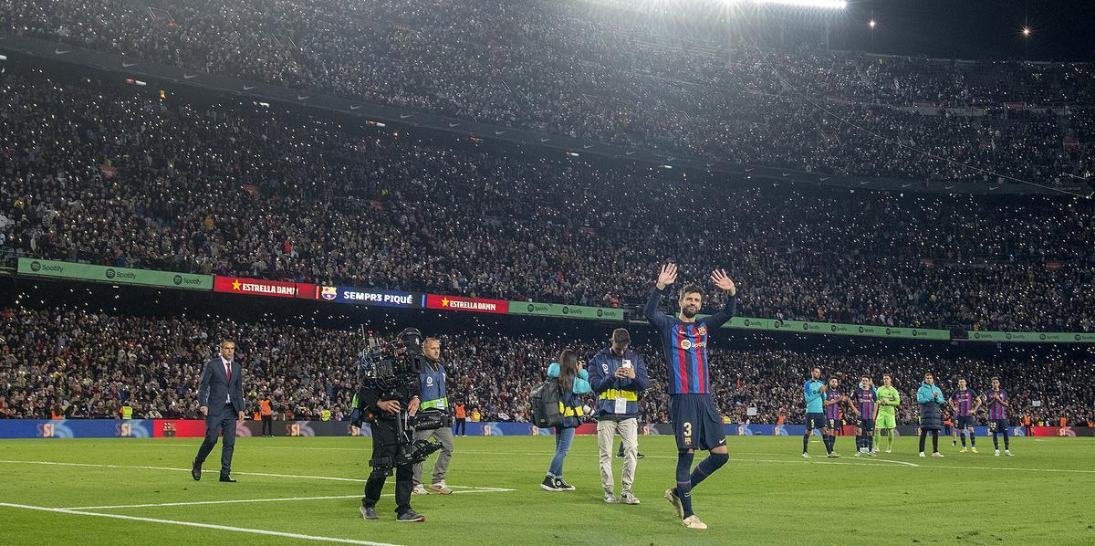 Piqué se despide del Camp Nou tras jugar su último partido. 