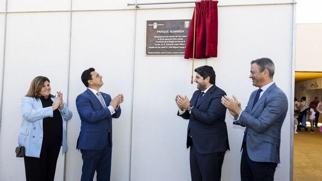 Momento del descubrimiento de la placa inaugural a cargo de las autoridades. | LA OPINIÓN