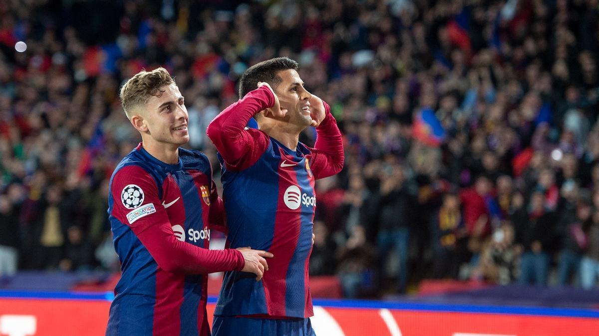 Fermín y Cancelo celebran el 2-0 marcado por el Barça al Nápoles en Montjuïc, obra del portugués.