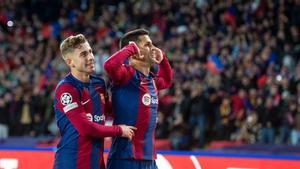 Fermín y Cancelo celebran el 2-0 marcado por el Barça al Nápoles en Montjuïc, obra del portugués.