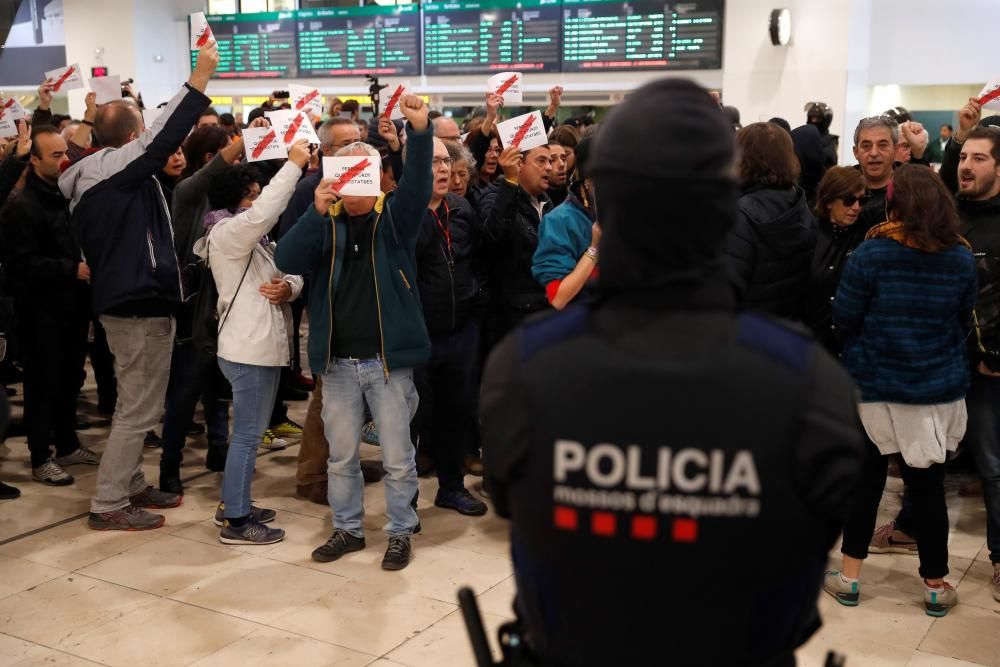 Protesta de los CDR en la estación de Sants