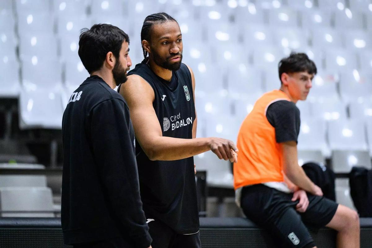Jabari Parker habla con Ricky Rubio en el entrenamiento de l Joventut de este miércoles.