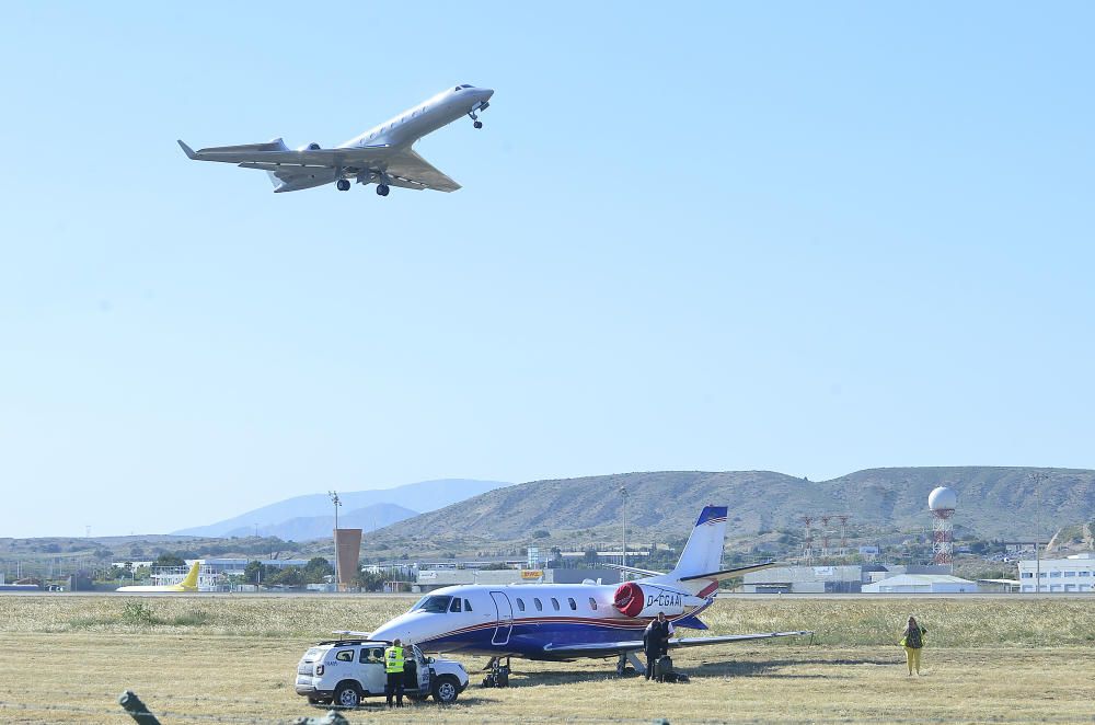 El aeropuerto estuvo inoperativo durante casi cuatro horas tras salirse de la pista un jet privado por un problema al aterrizar, posiblemente un reventón