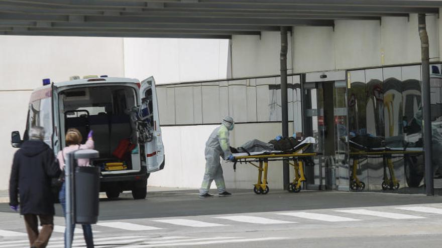 Una ambulancia traslada a un paciente al hospital La Fe de València.