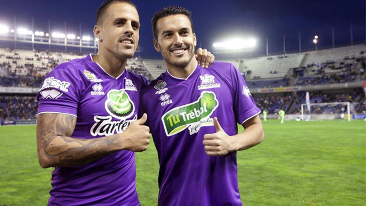 Pedro Rodríguez junto al jugador del C.D.Tenerife,  &quot;Vitolo&quot;, durante el partido de fútbol benéfico &quot;Amigos de Vitolo&quot; en Tenerife