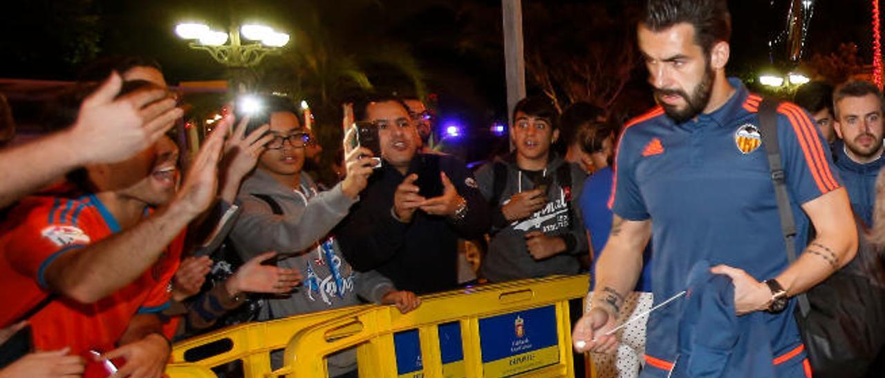 La expedición de 21 futbolistas que desplazó Gary Neville hasta Gran Canaria llegó ayer por la noche.