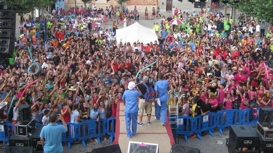 Las peñas participan en la concentración celebrada el pasado año para inaugurar las fiestas.