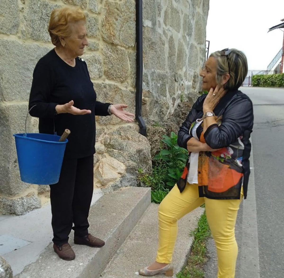 Aurora Prieto, con una vecina en O Hío. |   // G.N.