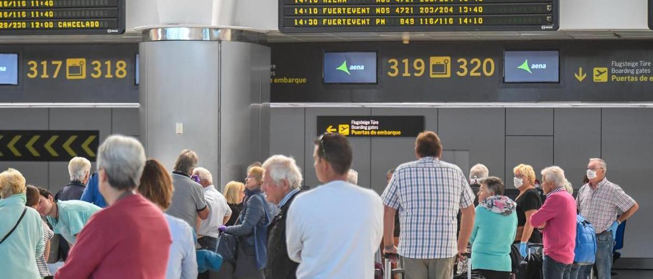 Colas de pasajeros en el aeropuerto de Gran Canaria.