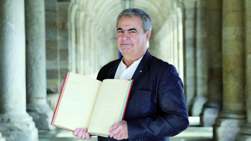 Afonso Vázquez Monxardín amosa os guións do programa onte en Compostela