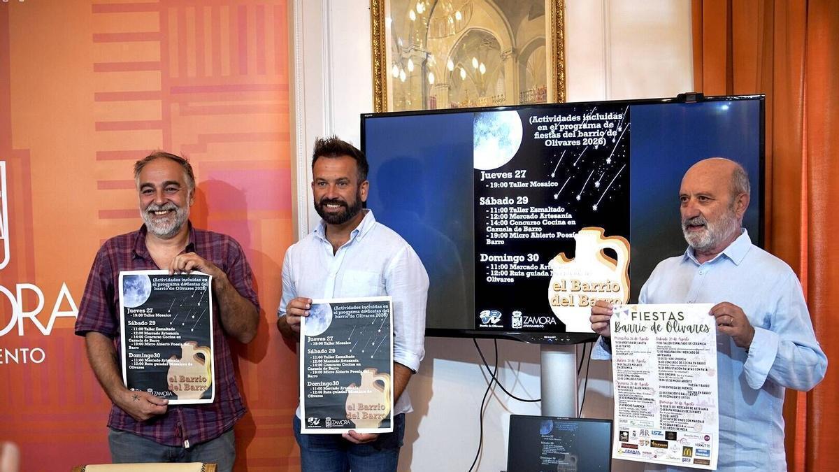 Desde la derecha, Víctor Hernández, David Gago y José Prieto, en la presentación del Mercado de Cerámica de Olivares