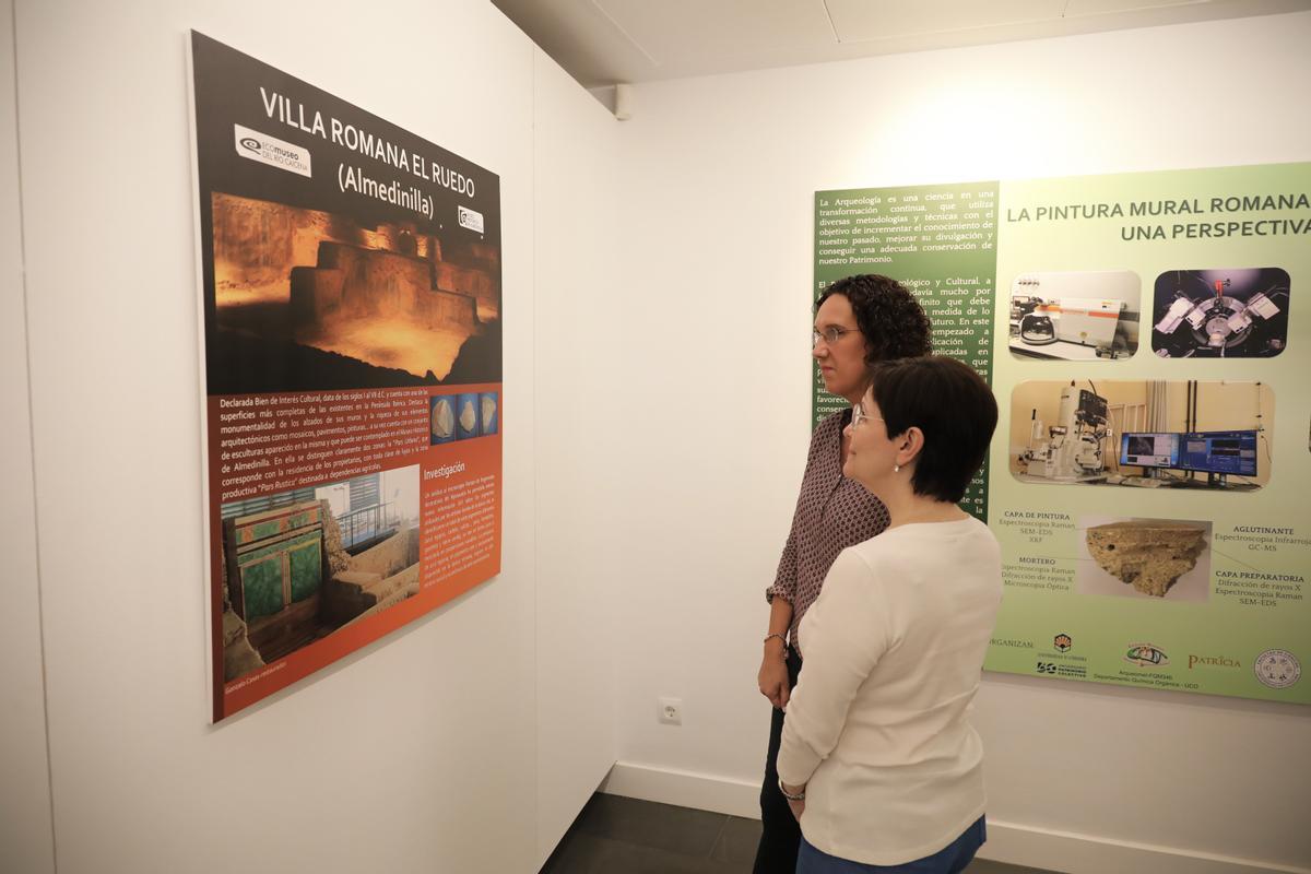 Una de las exposiciones en el centro UCOcultura sobre el papel de la química en el patrimonio