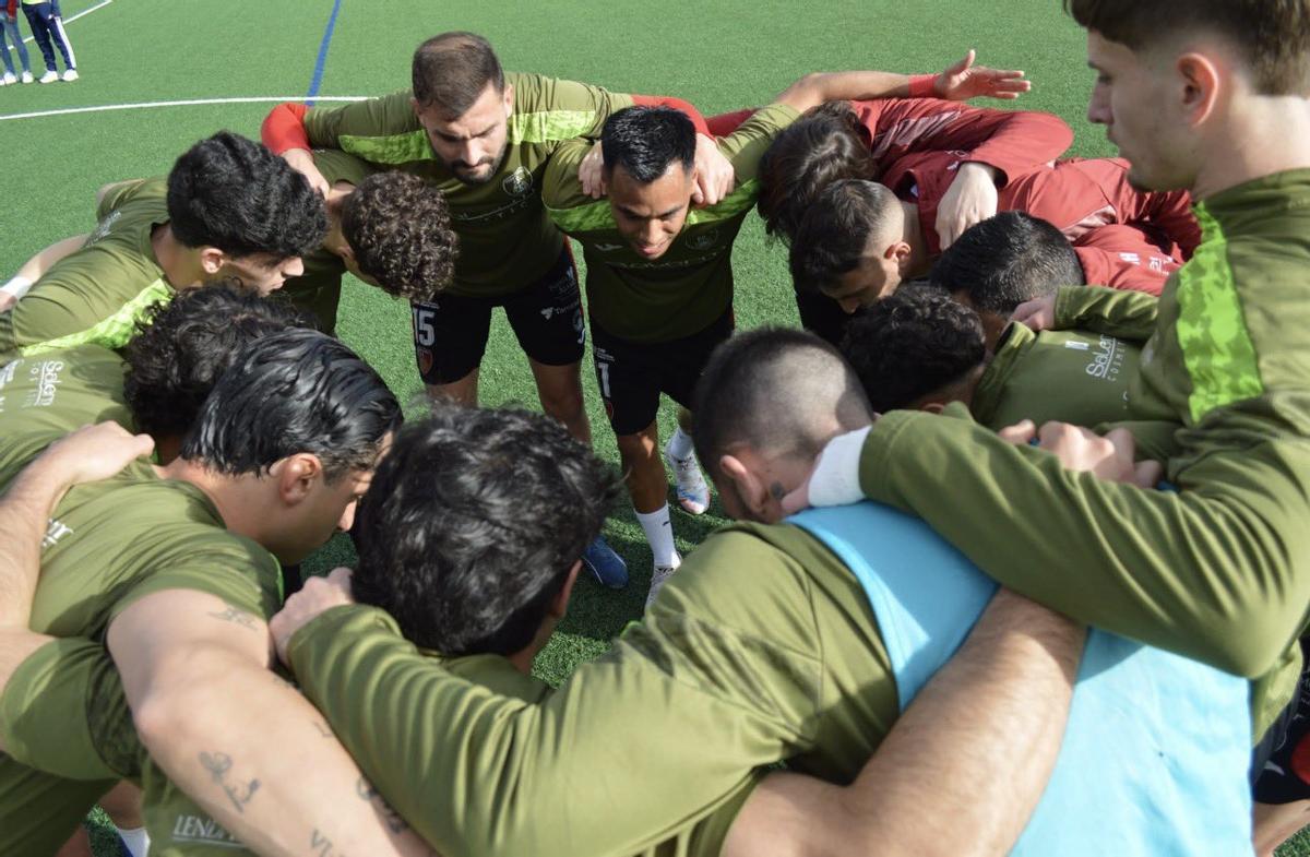 Jugadores del Salerm antes de su encuentro ante el Recreativo de Huelva en el Manuel Polinario.