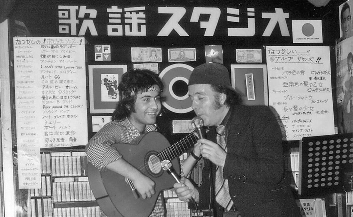 Chiquito de la Calzada con Juan Santiago, en un  karaoke de Tokio, en los años 80.
