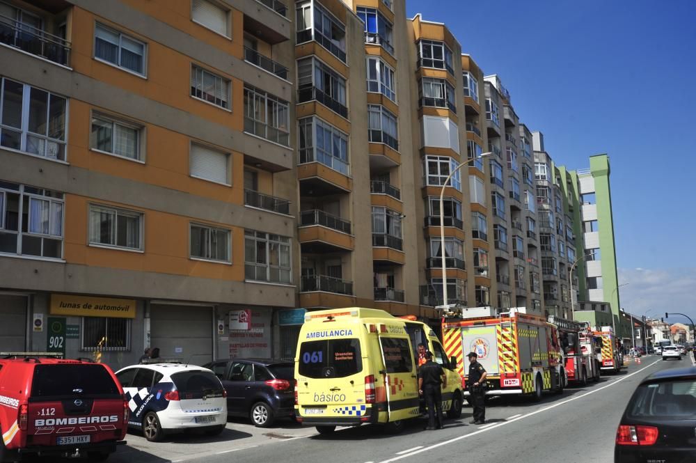 Cinco intoxicados por humo a causa de un incendio en una vivienda de Vilagarcía. El fuego comenzó en la cocina de la séptima planta de un edificio en Rosalía de Castro